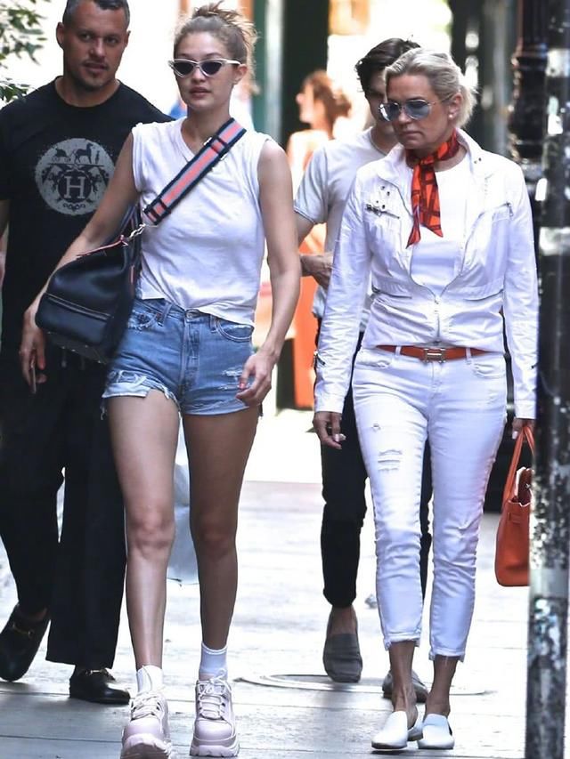 Bella秀小蛮腰，Gigi秀大长腿，网友：难怪只有姐姐是超模！