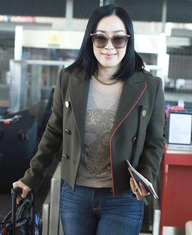  『自信』时尚美女就应该这样穿,吊带连衣裙配高跟鞋,美的楚楚动人!