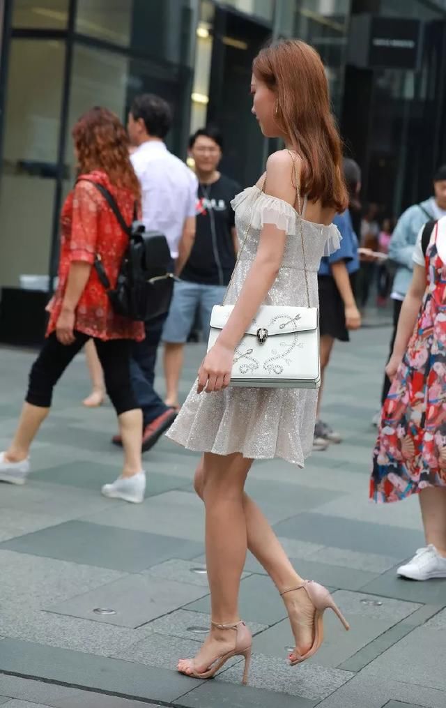  pageType_zmt女生搭配高跟鞋，秀出春天的唯美气息