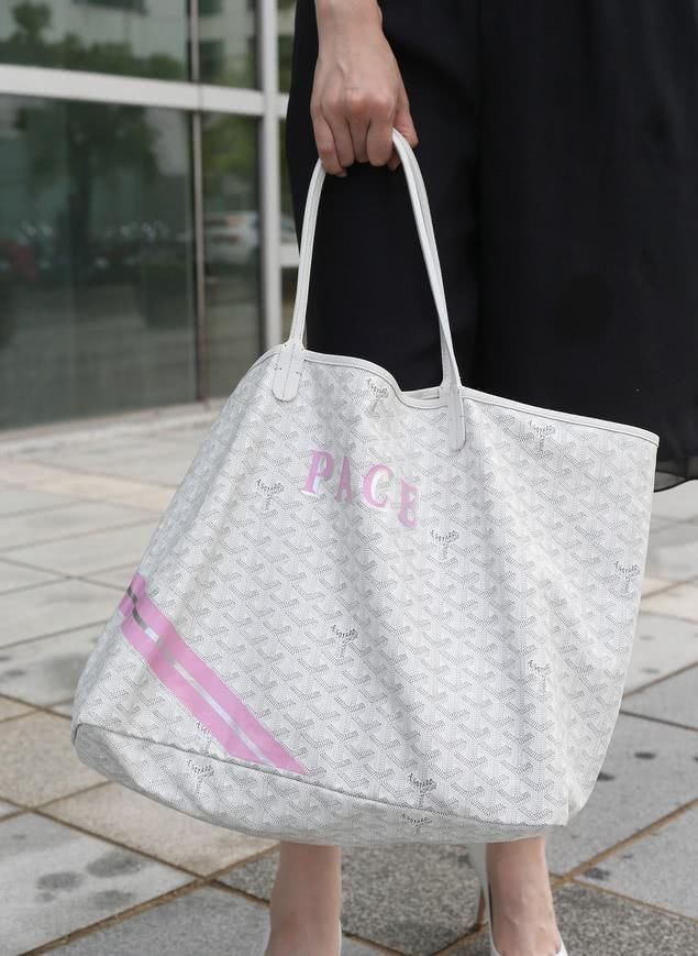 吴佩慈日常穿搭全是奢侈品，总价高达30万！