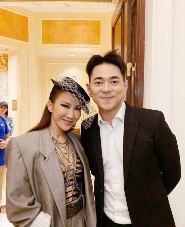  [年青人]李玟简直不服老！白色露肚脐上衣外套配破洞裤来“炫腹”，比年青人会穿