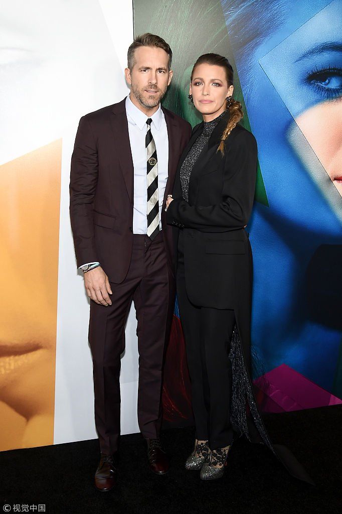 “S女王”布莱克莱弗利西装后摆拖地造型时髦 和老公“死侍”瑞安