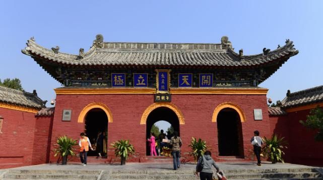 比少林寺受欢迎的寺庙，游客破世界记录，香火多得消防车随时待命