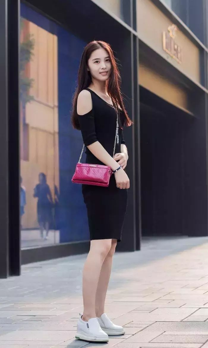 # 美女#简单穿搭也不掩青春靓丽，图三美女表情好丰富，街拍：可爱小姐姐