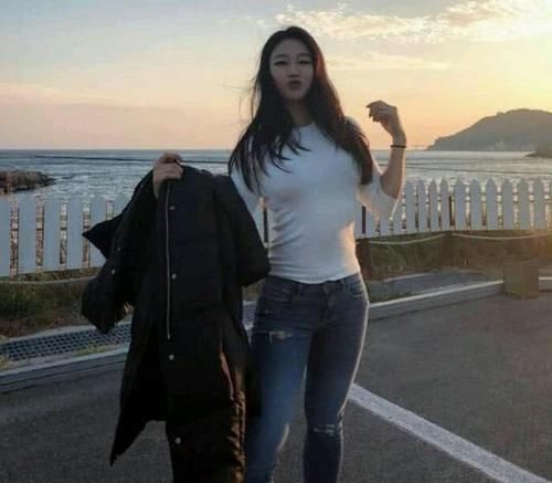 『不失』路人街拍,两位小姐姐看上去非常的有气质,简约又不失时尚感