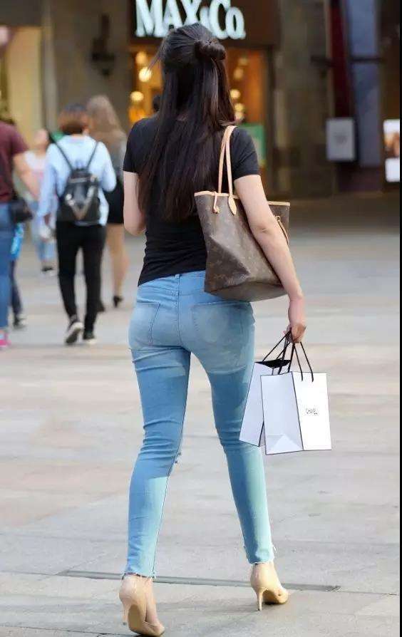 街拍: 长相清秀气质淑女穿牛仔长裤的性感美女