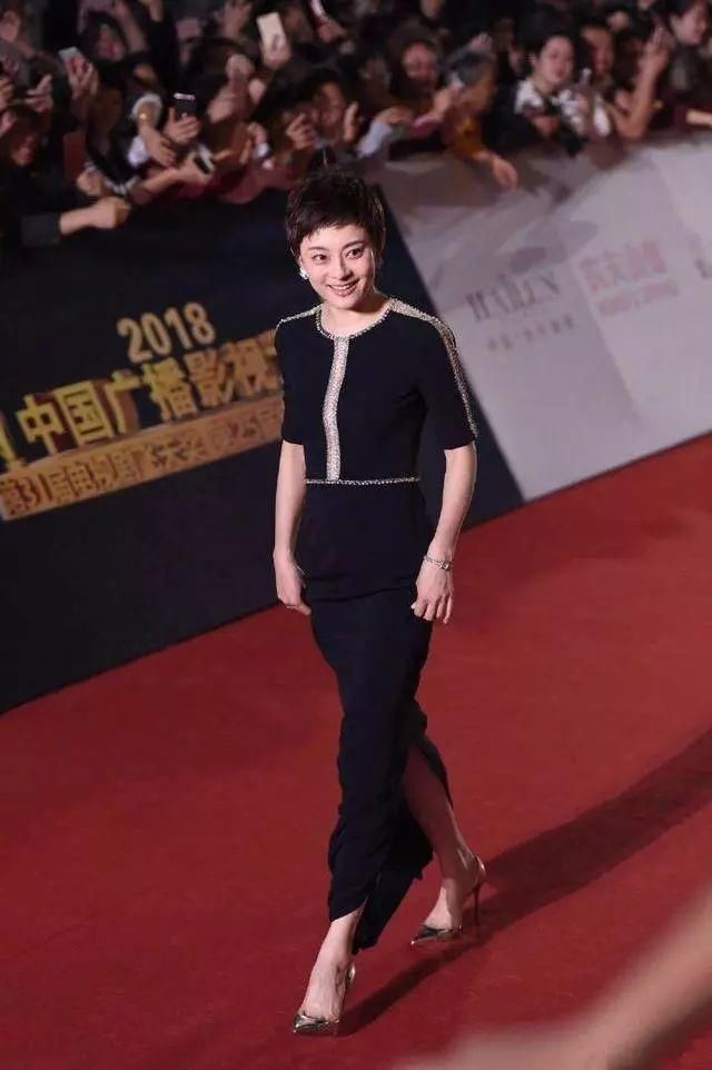 孙俪穿着得体大方不暴露,只是这小腿粗的像运动员的腿!