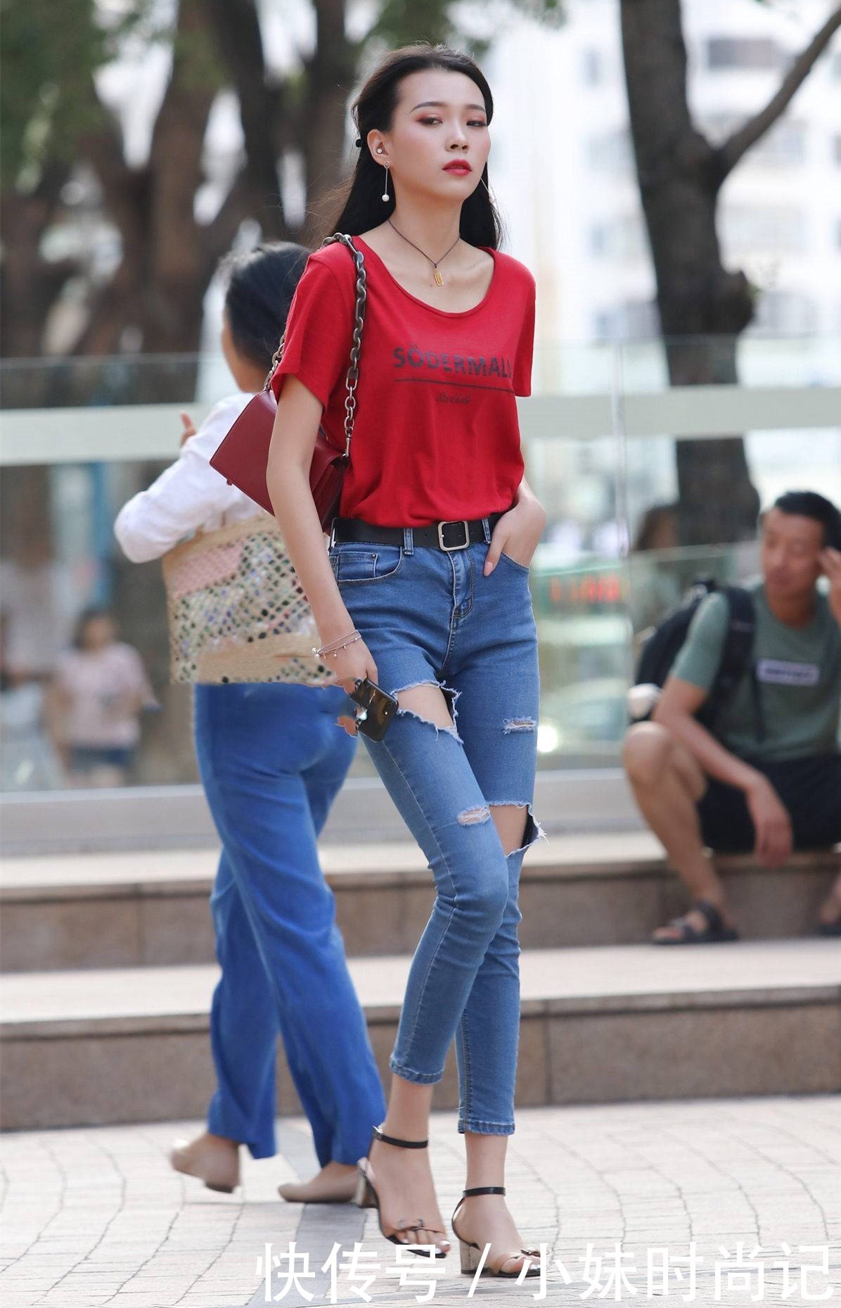 『春夏』街拍:破洞牛仔裤搭高跟单鞋,淑女春夏风格,展现满满的青春活力