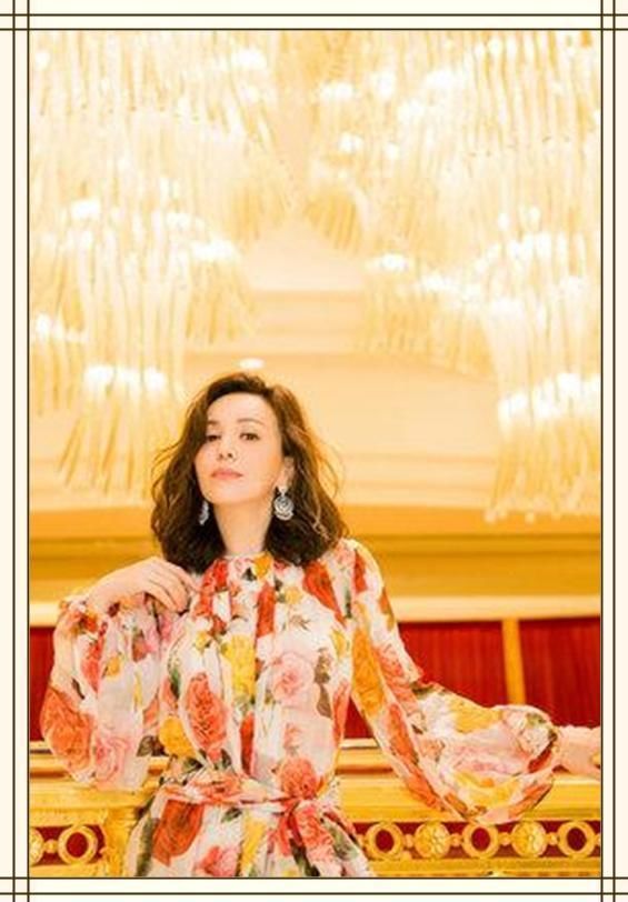 当26岁热巴和47岁王琳同穿印花裙，终于知道为啥女人越老越有味道