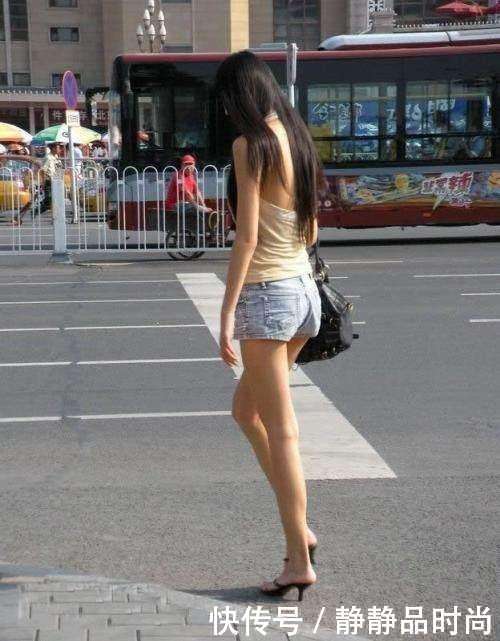 街拍: 穿小短裤的小姐姐, 筷子腿很吸睛
