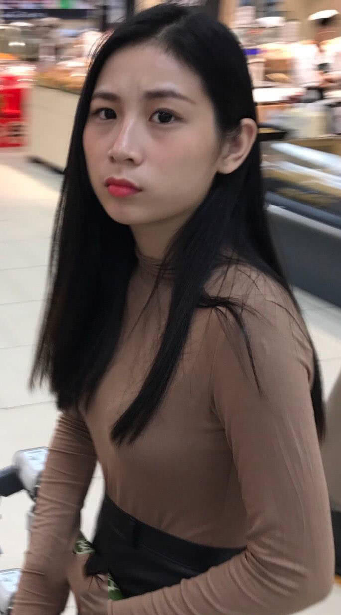 陪性感的女朋友逛商场,小皮裙黑丝袜皮肤白,长得很漂亮