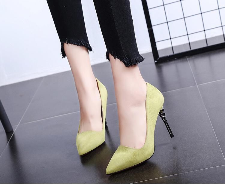 马卡龙色系的尖头细跟高跟鞋，既性感又青春