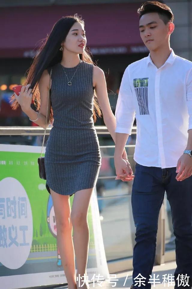  【美女】美女白色连衣裙搭配一双粉色绑带尖头高跟鞋，带着一种异域的风情