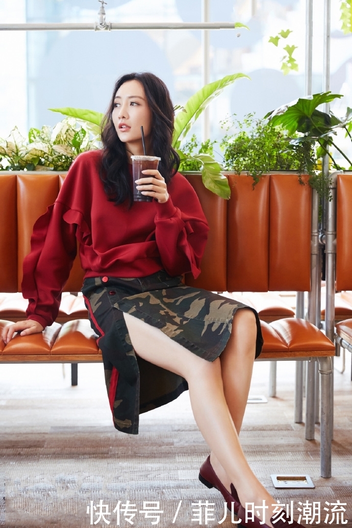 王鸥上身穿得让人挪不开眼，网友：只有平胸才敢这样穿！