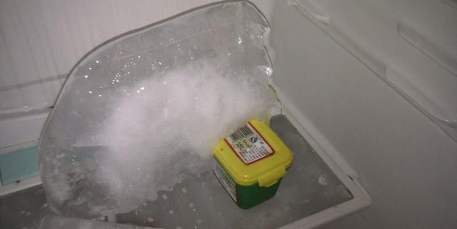  冰箱■冰箱长时间不清理，全是厚厚的冰霜，这样清理一点不费事