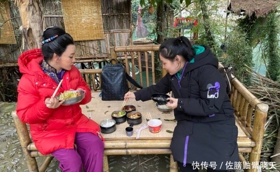  [坐在]刘晓庆近照曝光，67岁的她满头白发，坐在路边端着大盆吃饭！