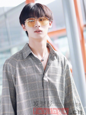 男生时尚刘海发型 换个更帅方式迎接秋季