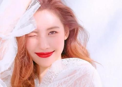 杨幂身穿月光白的蕾丝裙出席活动,宛如仙女下凡,这搭配风格太好了