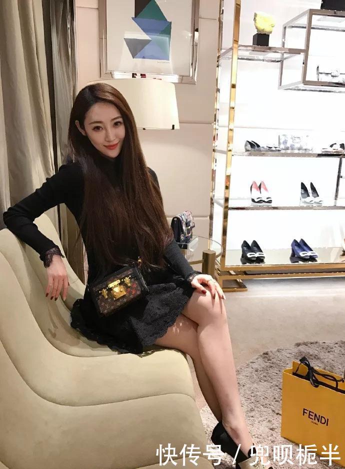 「都市女性」都市女性搭配高跟鞋,让职业装也带着成熟的气息
