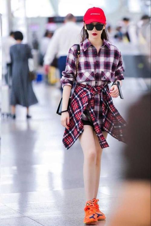 戚薇机场造型未走心，内衣肩带外露，网友：不影响戚哥霸气形象！