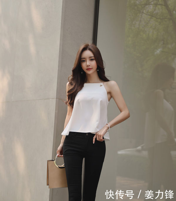 街拍秀，小姐姐吊带搭配紧身裤，凹凸有致的身材！