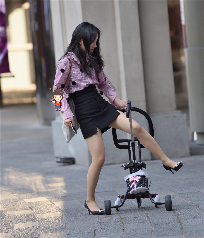 街拍联盟：肉丝高跟辣妈刚买的儿童车，当街就试驾起来