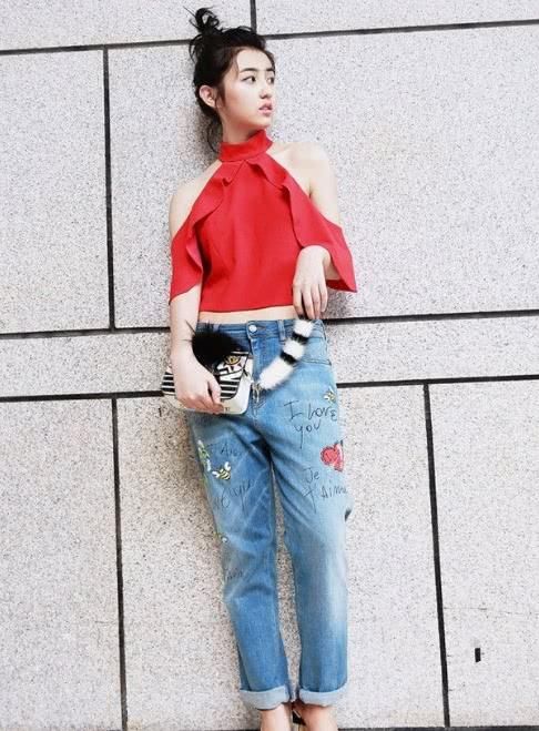 张子枫对这条裤子情有独钟,只看得见裤子,腿去哪了?真会穿