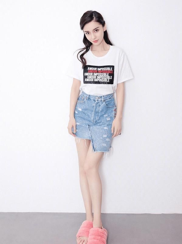  [拖鞋]Baby真了不得！穿双“凉拖”就拍大面积，果真是有长相就骄纵