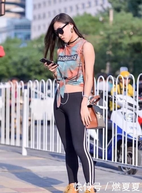 【美女】春暖花开的季节,时尚美女喜欢穿着紧身裤逛街,自信秀出凹凸感身材!