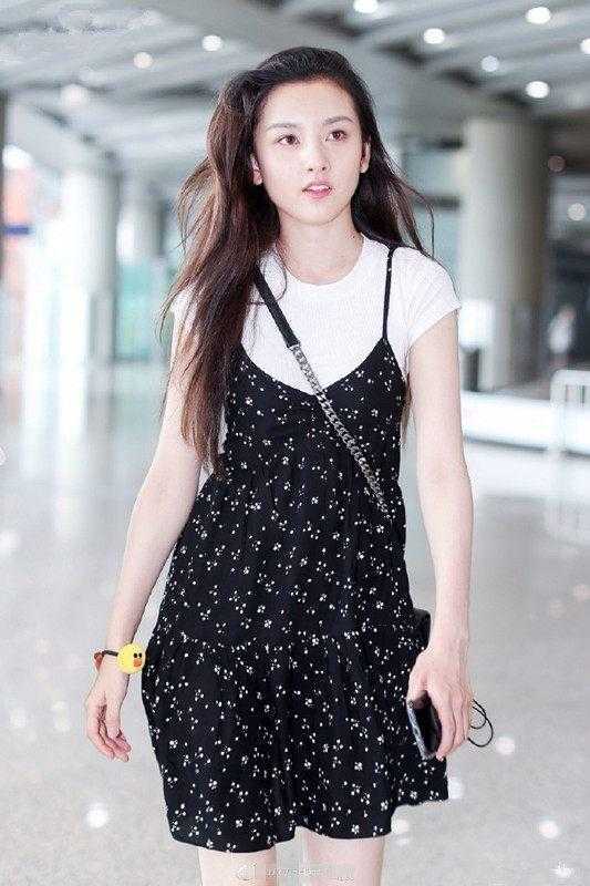 宋祖儿太大胆了, 牛仔短裤烂那么多, 网友: 三角区有点明显