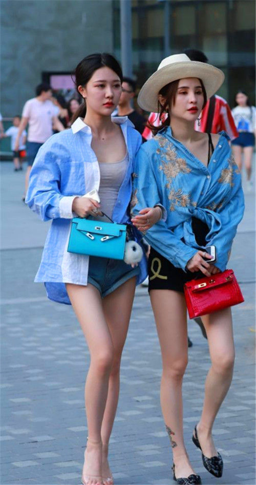 【红色】街拍:颜值出众的美女,一条优雅的连衣裙搭配时尚的红色包包,靓丽而又时尚