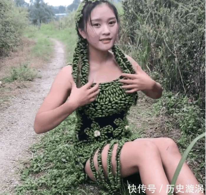 农村美女用苍耳做了一件裙子穿在身上，洗澡的时候就尴尬了！