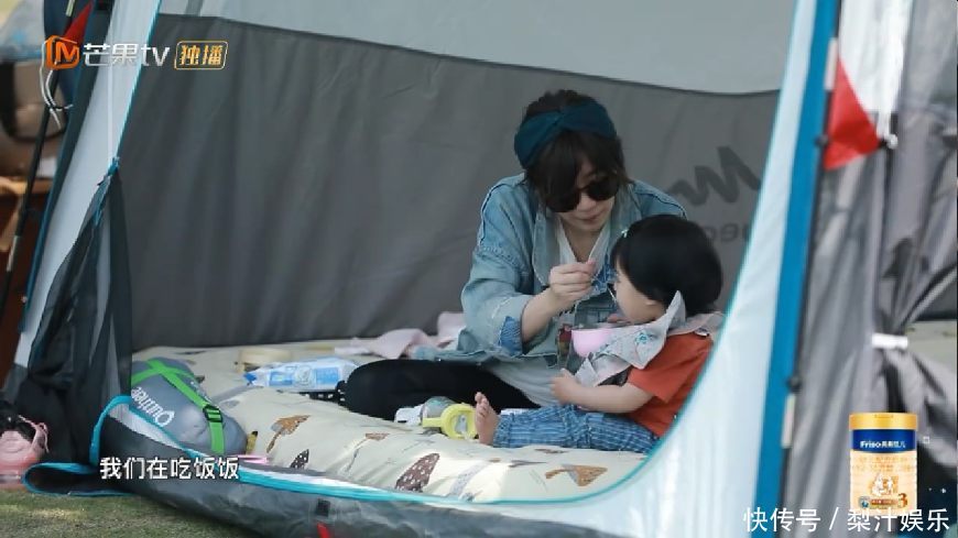 波妞肚子饿委屈大哭,伸手要拿果泥吃,修杰楷说