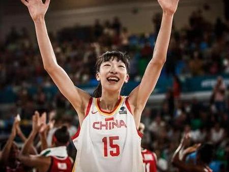 两战8分！女版“姚明”连续哑火，场上真空另有原因