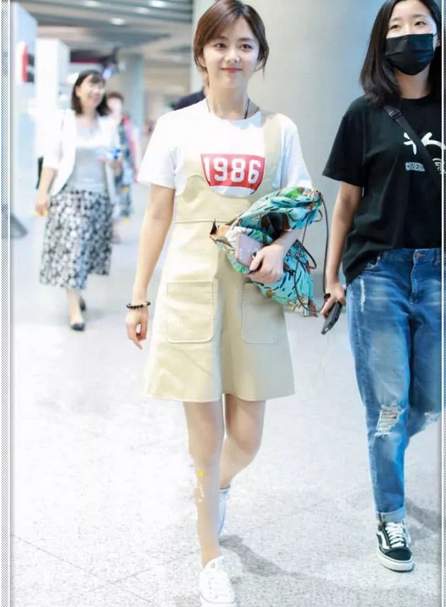 谭松韵终于穿对了!黑色T恤搭牛仔短裤去机场，大长腿好抢眼