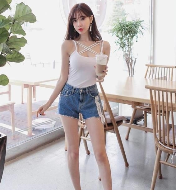 #韵味#很有韵味的牛仔裤美女,身姿曼妙丰盈,特别吸引人