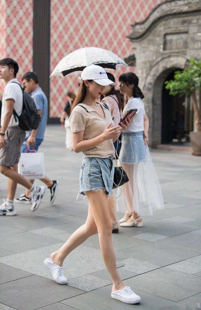 街拍：炎热夏季，包臀裙和紧身裤哪个更好看？