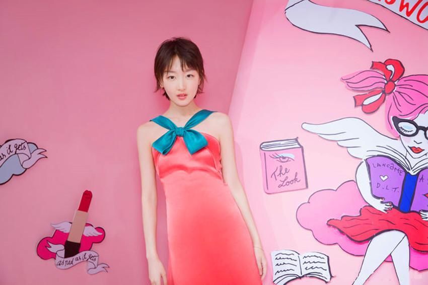 周冬雨真敢穿,身材没料穿抹胸裙好尴尬,网友:远看像一位小学生