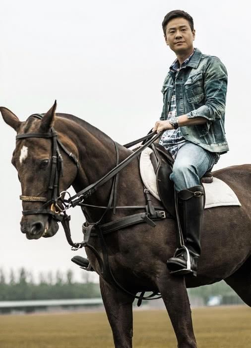 离婚而净身出户,抛弃糟糠娶小其8岁娇妻,如今落寞无人