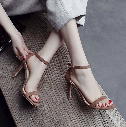有一种高跟鞋叫:“美脚鞋”，穿上特有女人味，时髦又显高