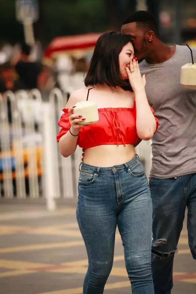 『辣妈』街拍:身材丰腴的辣妈,穿牛仔裤别有一番风情
