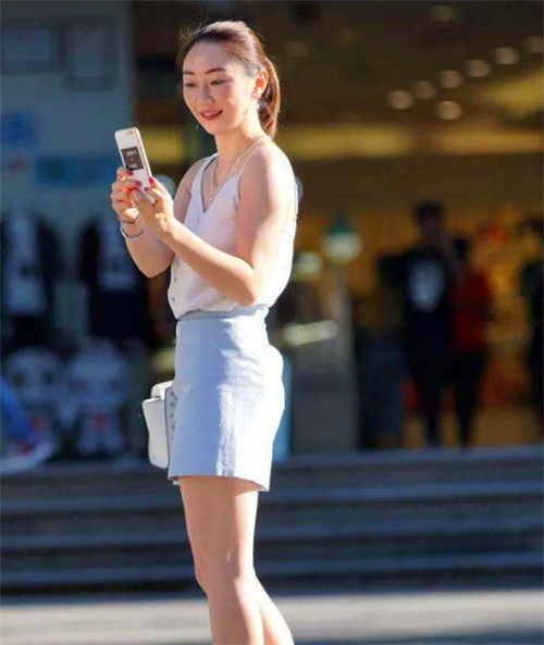  针织衫■街拍：清新脱俗的小姐姐，休闲针织衫搭配百褶裙，笑容甜美可爱