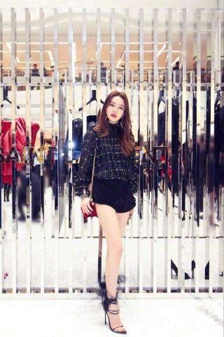 戚薇林心如撞鞋，但是她们的腿亮了，网友：这是假腿吗