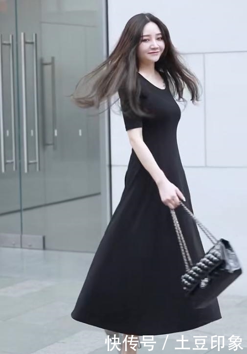  【喜欢上】街拍：小姐姐只不过穿了一袭黑色修身连衣裙，“蛇腰”就秀出来了