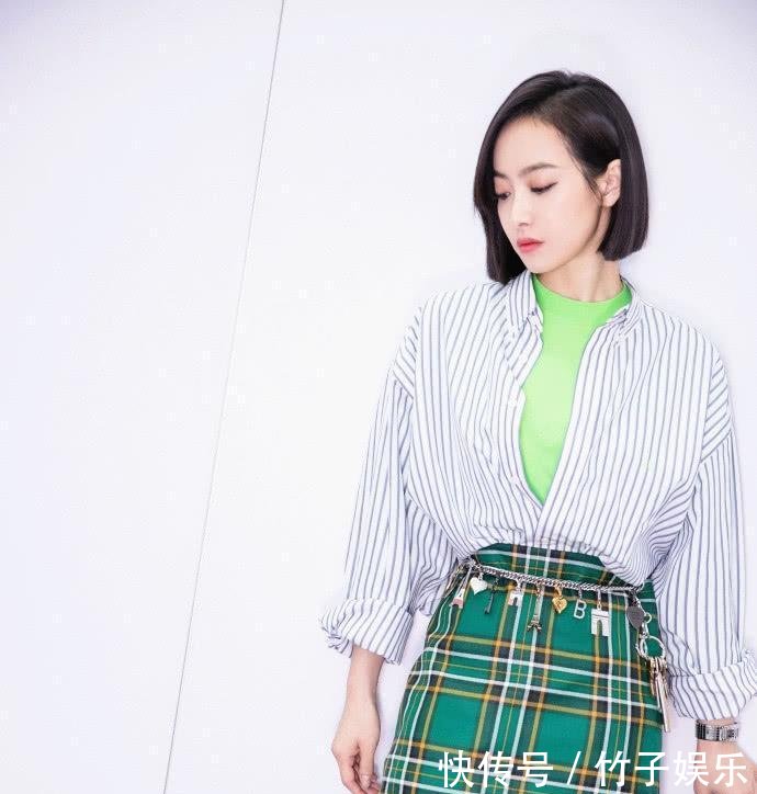 宋茜现身机场, 白T配针织短裙, 网友: 白白浪费4万多的名牌包包!