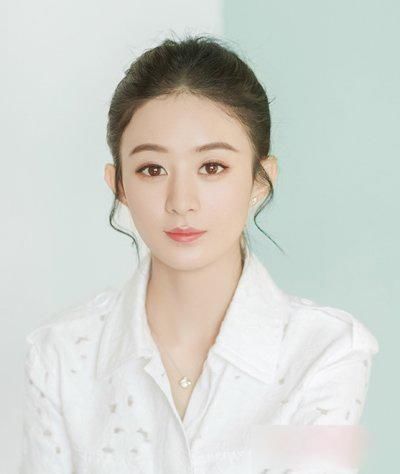 长发女生在家也不要散着头发，这样扎起来随意又有女人味儿！