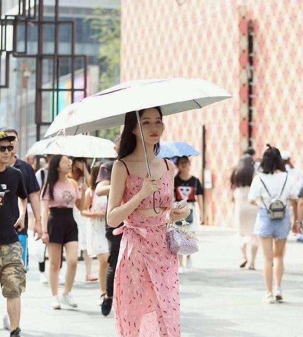 街拍: 小姐姐的穿搭展现出女人的完美身材, 十分有诱惑力!