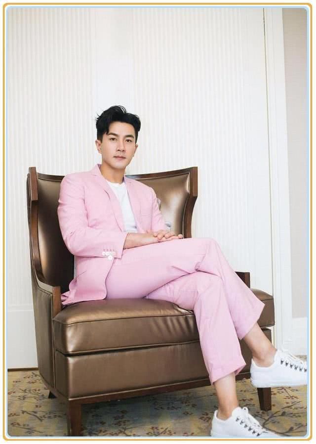 刘恺威厉害!44岁穿粉色西装竟比32岁郑恺还嫩，杨幂品味就是高!