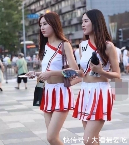 出风头■街拍美女小姐姐：闺蜜行,这样出风头,能考虑一下路人的感受吗！