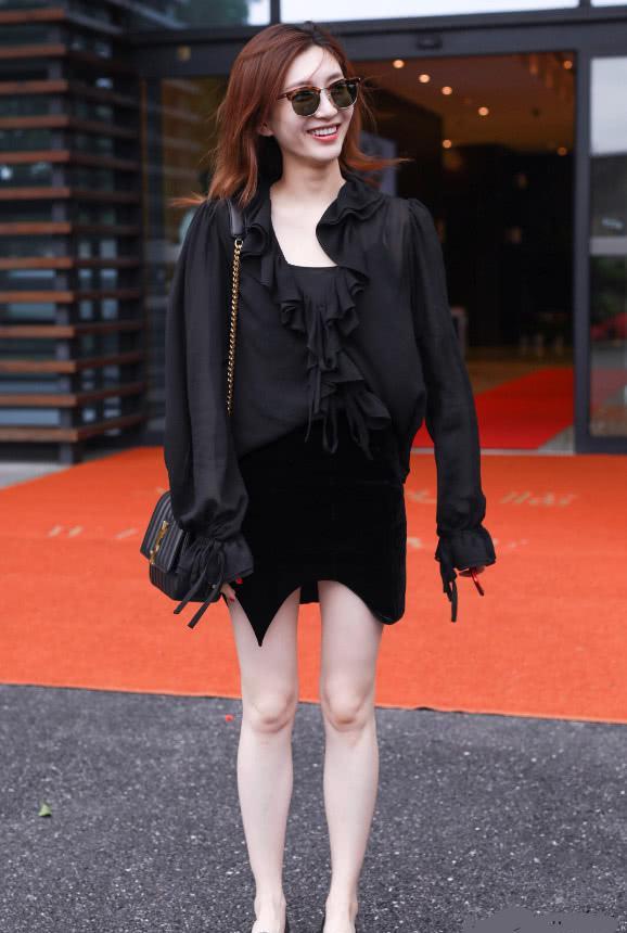 江疏影一身黑装好有魅力，穿平底鞋还能秀出大长腿，穿搭很惊艳！